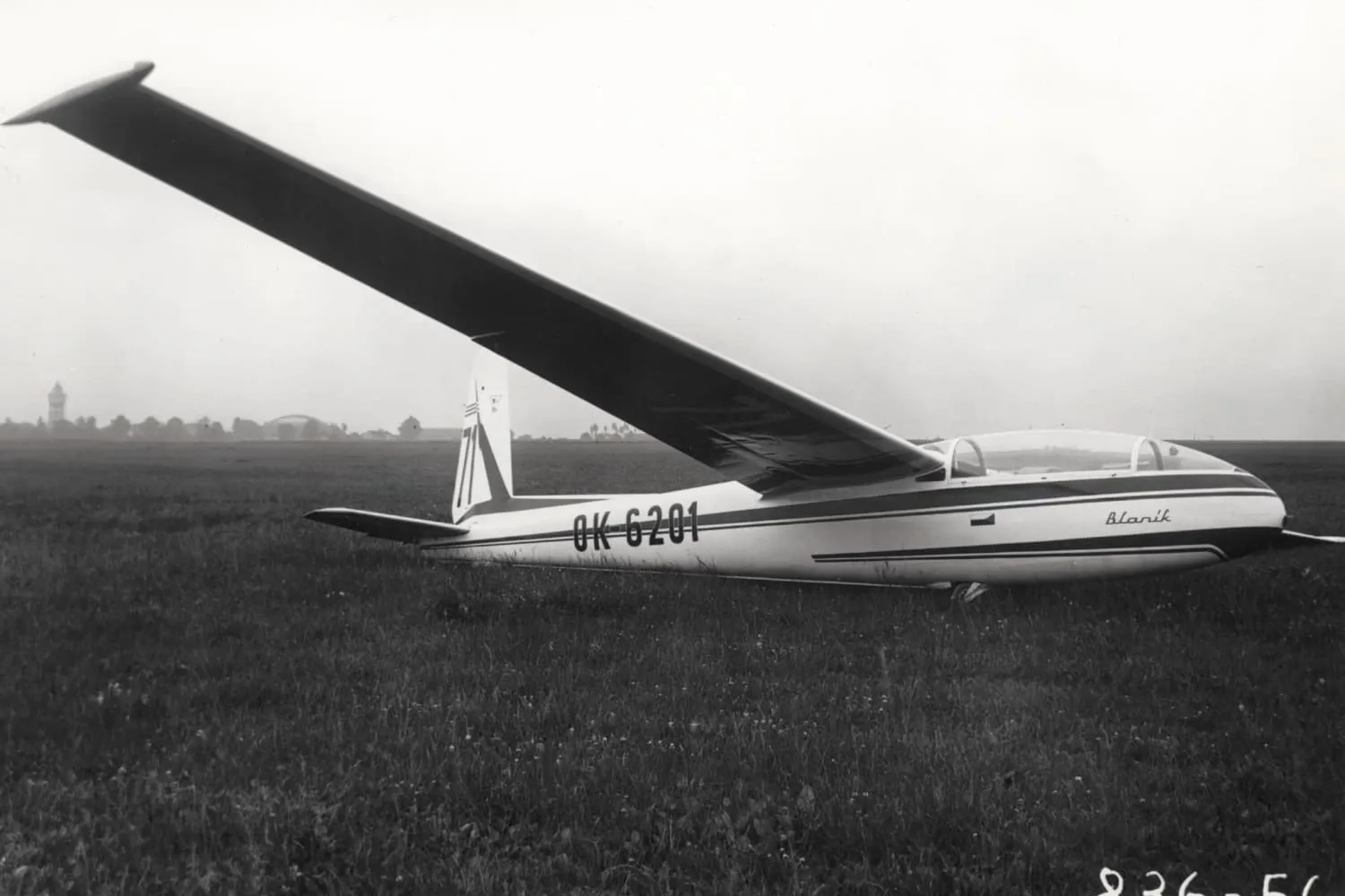 Dobový snímek raného L-13 Blaník (OK-6201)