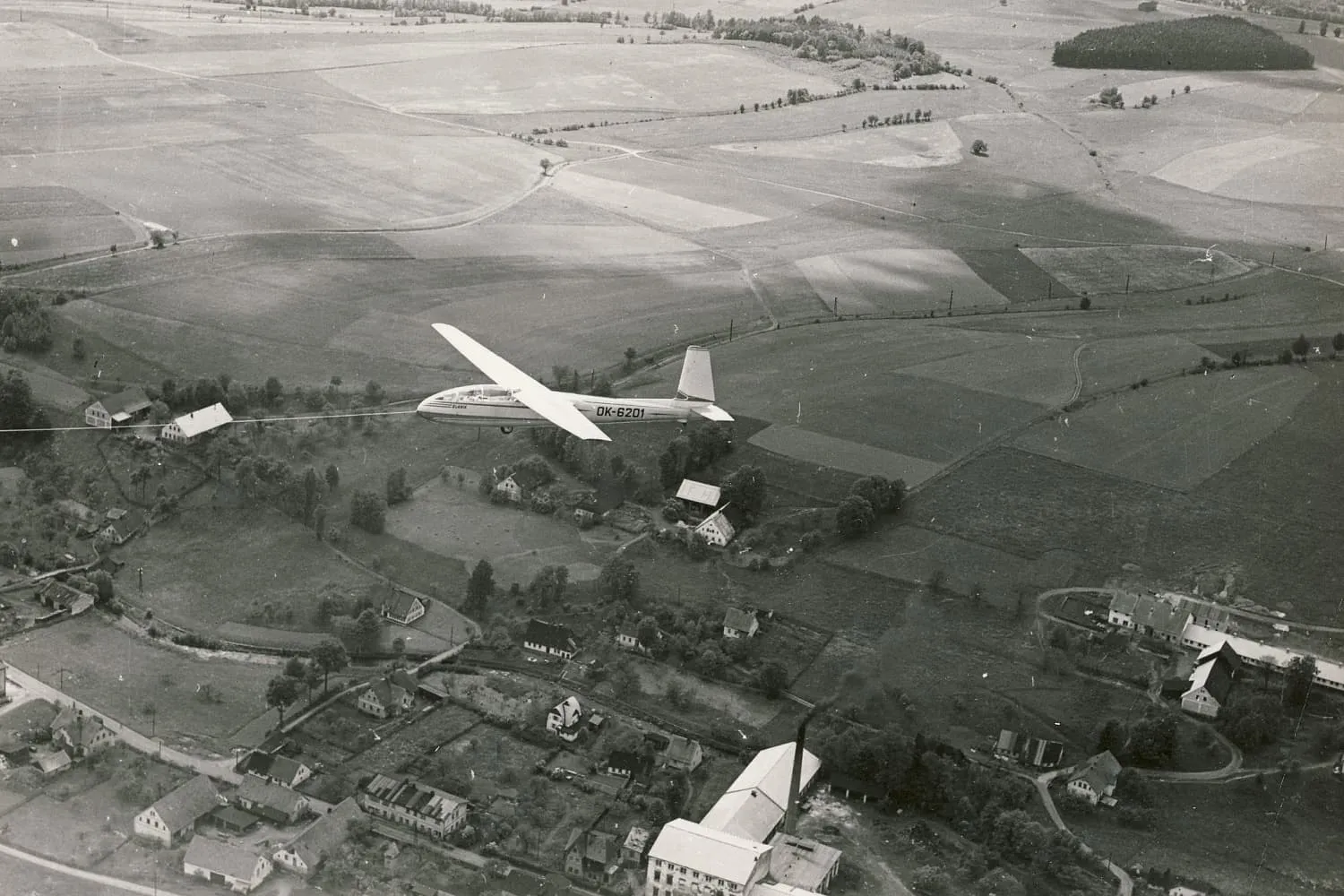 L-13 Blaník OK-8201 v letu nad krajinou