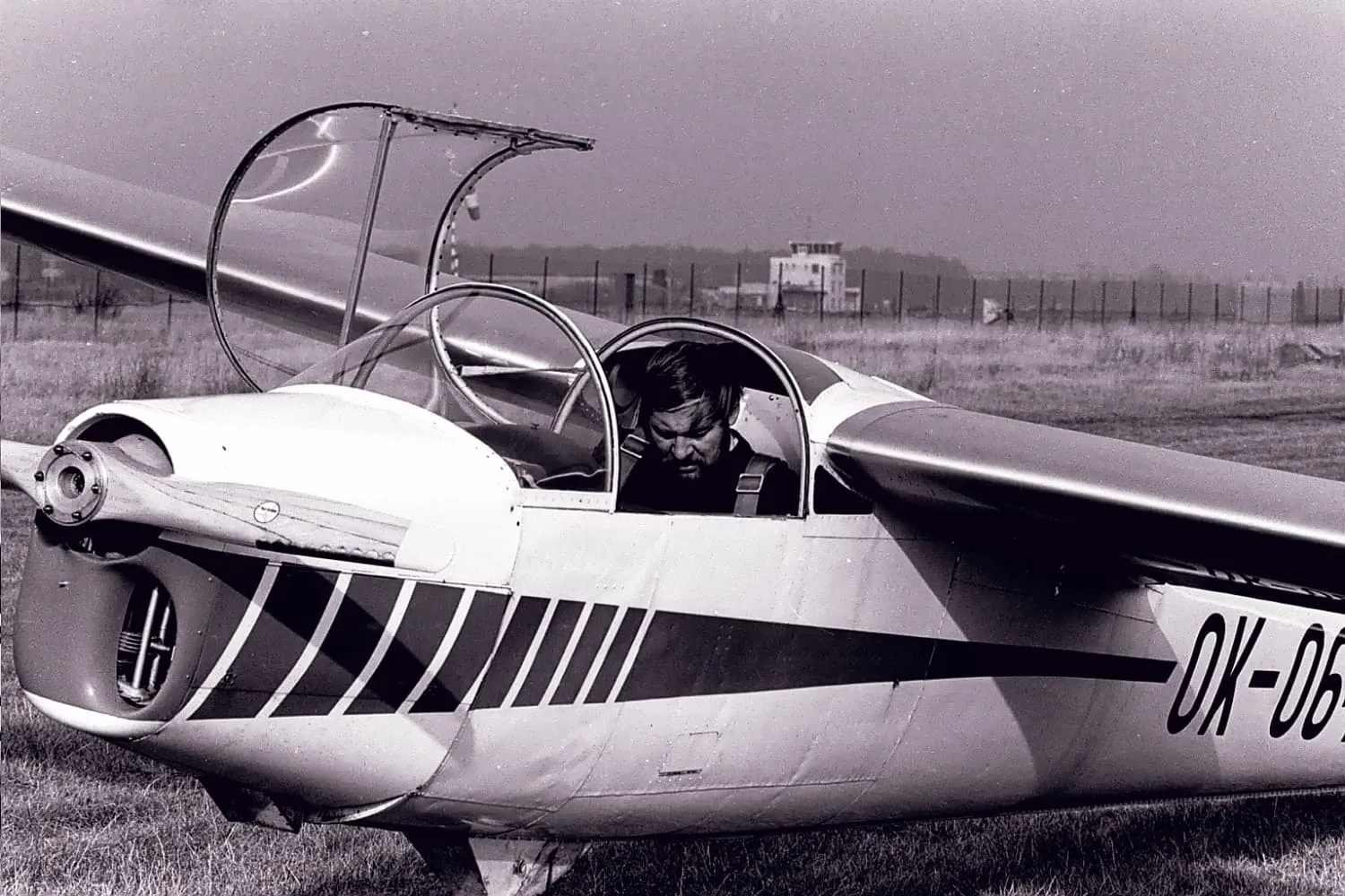 Dobová fotografie L-13 Blaník s pilotem v kabině