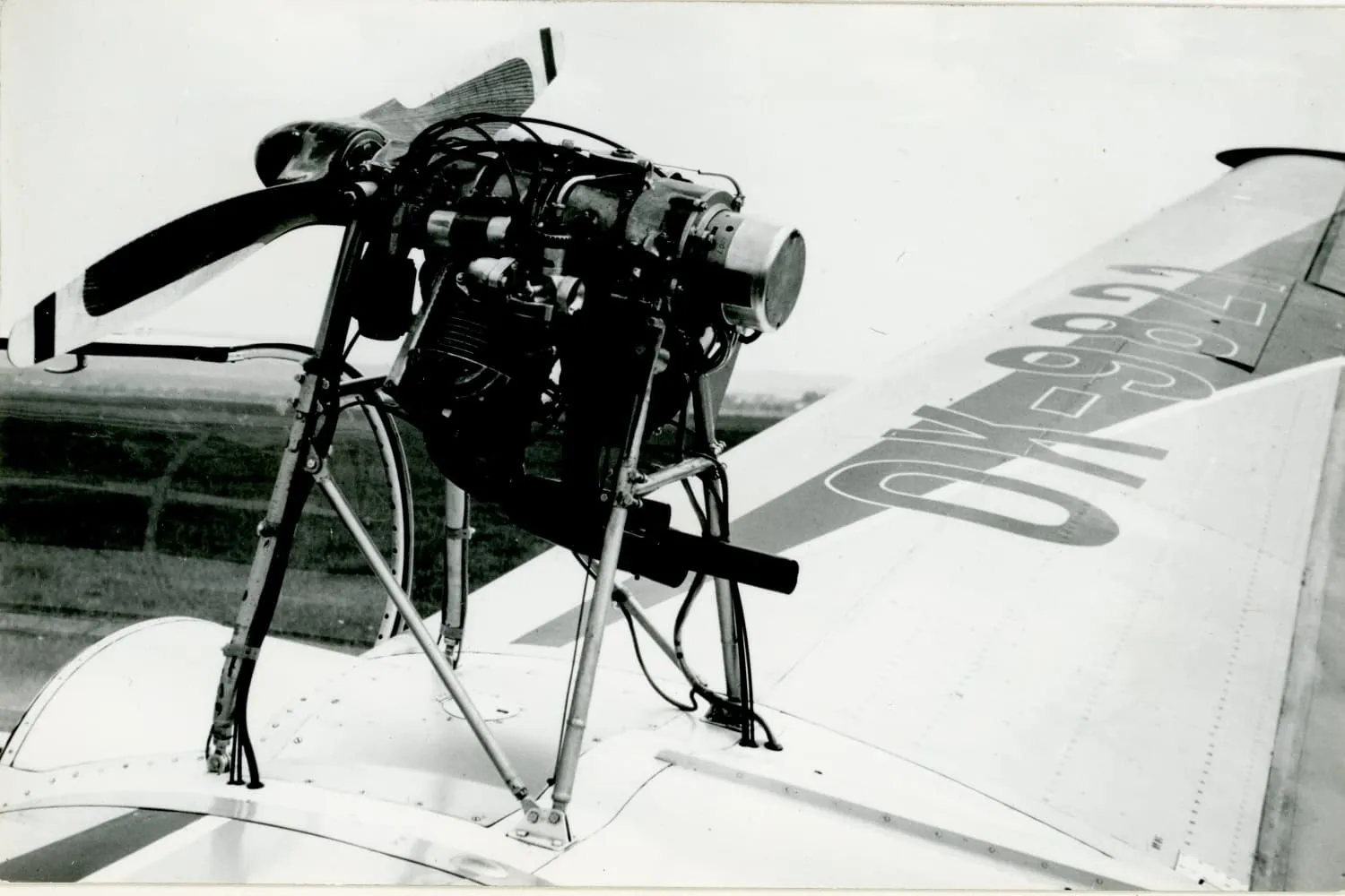 Detail pomocného motoru L-13J na výsuvném pylonu