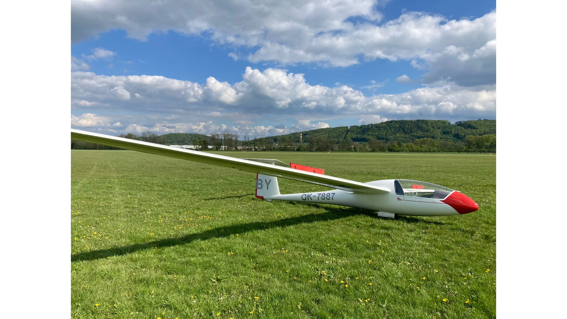 Standard Cirrus OK-7887 na ploše LKHN s panoramou Hranic v pozadí